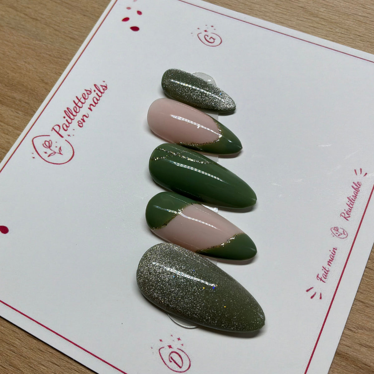 Modèle Vert Précieux press-on nails fait main