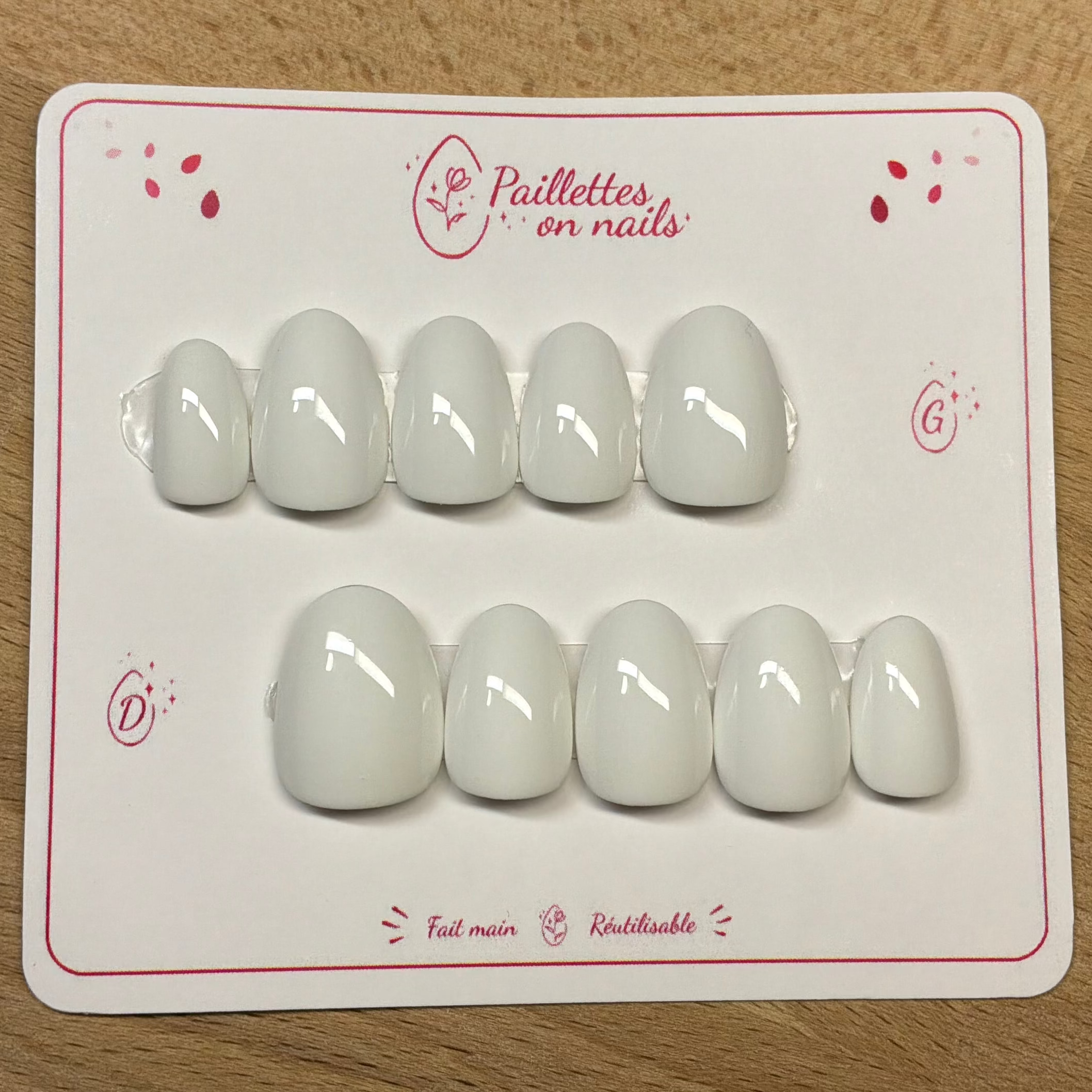 Faux ongles blancs de face